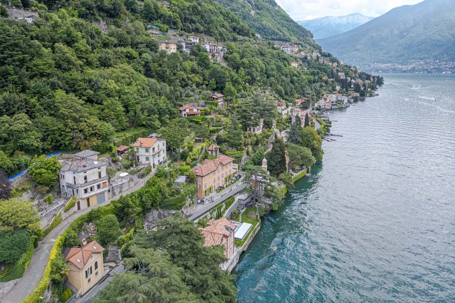 Le rive del Lago di Como viste dall'alto, con le ville affacciate sull'acqua