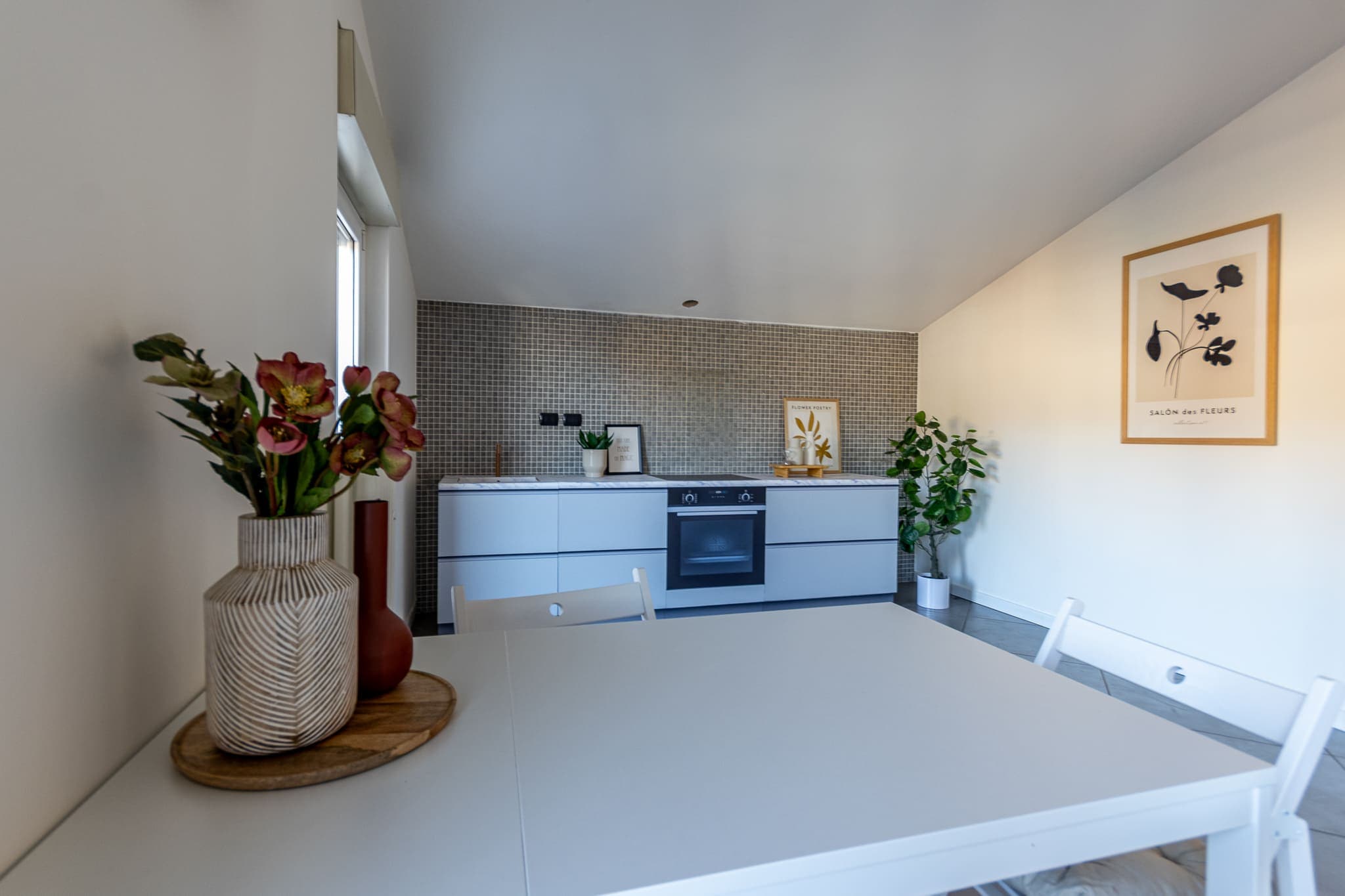 Kitchen and dining area after the home staging in Lipomo